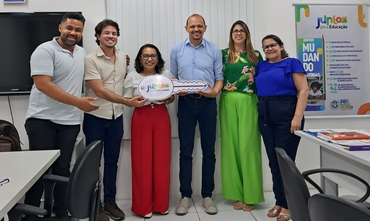 Secretária de Educação, Edilene Soares, recebe mais uma entrega do Juntos Pela Educação
