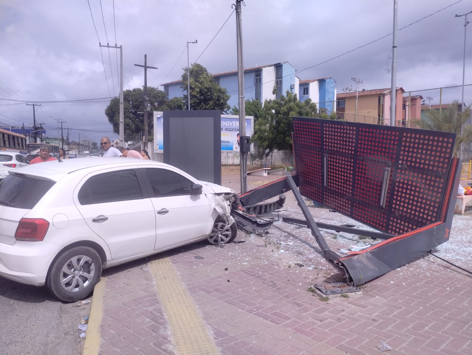 Sinistro em Rio Doce, condutor cochilou e se chocou na parada de ônibus