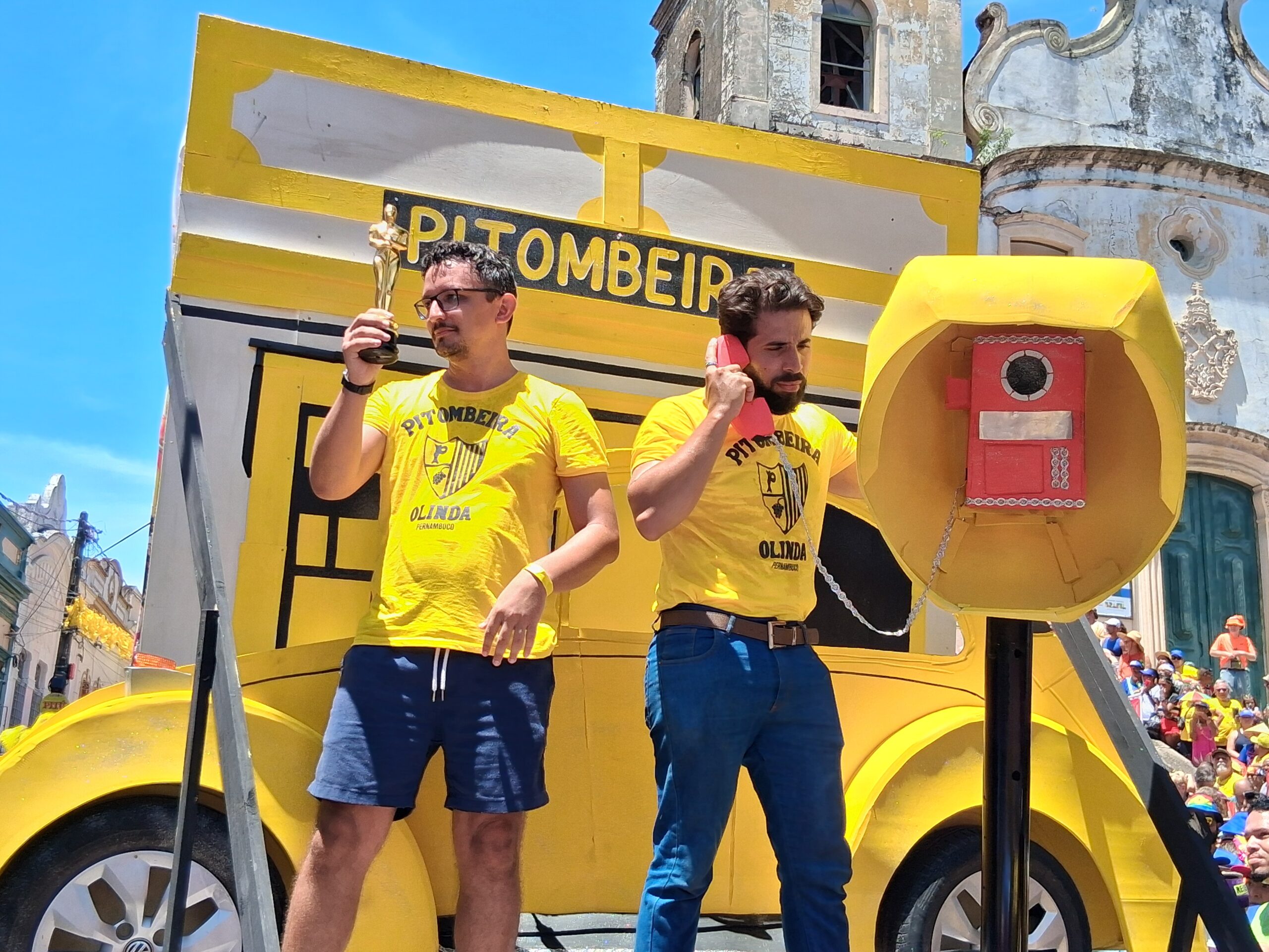 Pitombeira dos quatro cantos homenageia O Agente Secreto