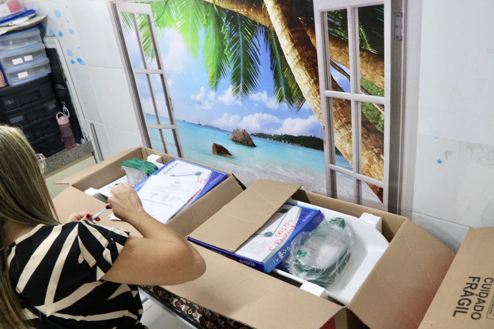 Entrega de kits para a Atenção Básica de saúde, no bairro de Peixinhos