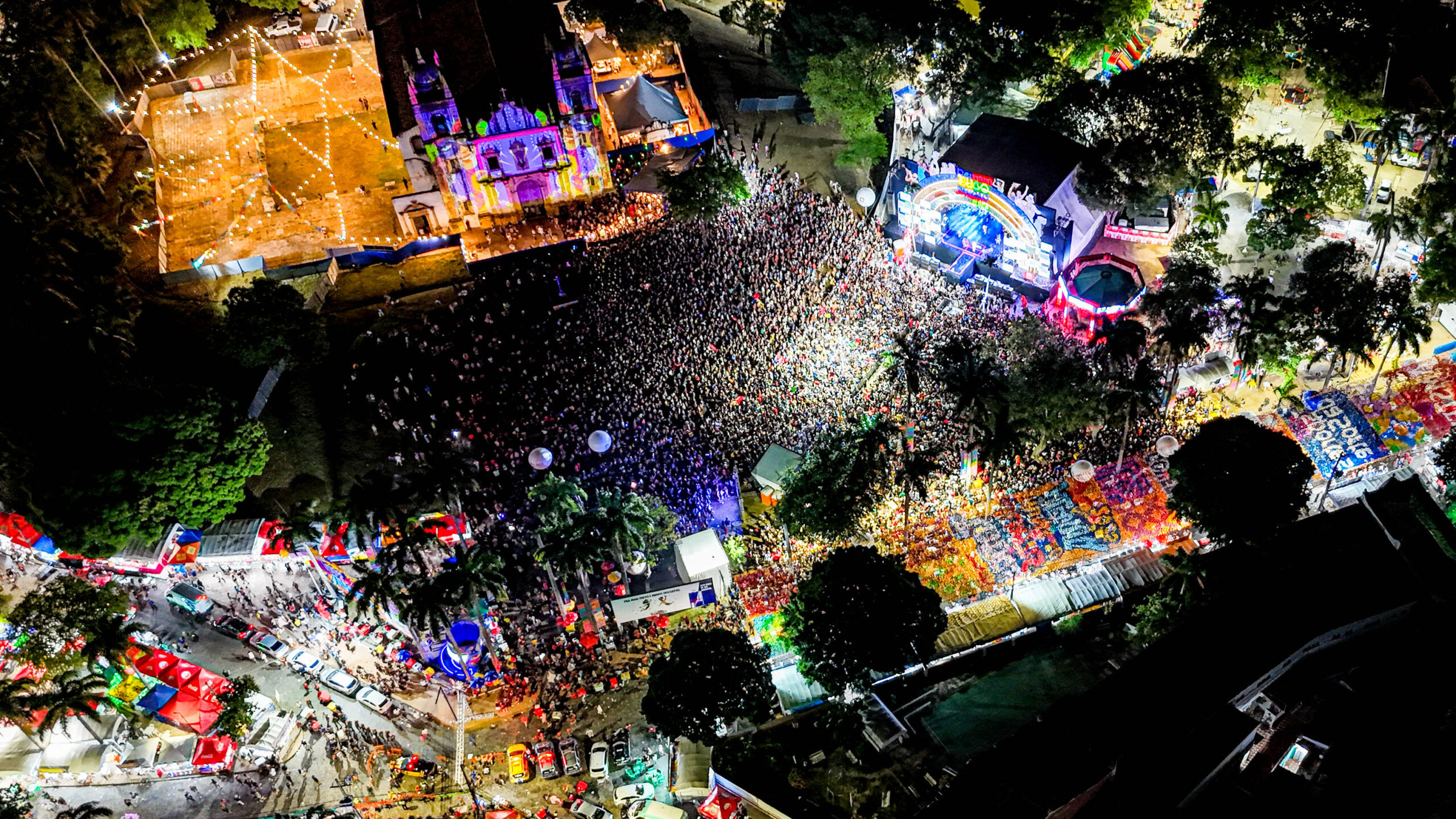 A segunda-feira de Carnaval em Olinda tem programação intensa de blocos ao longo de todo o dia e à noite, os polos oficiais seguem com grandes atrações. No Carmo, principal palco da festa, os destaques são Duda Beat e Luiza Sonza, que prometem levantar o