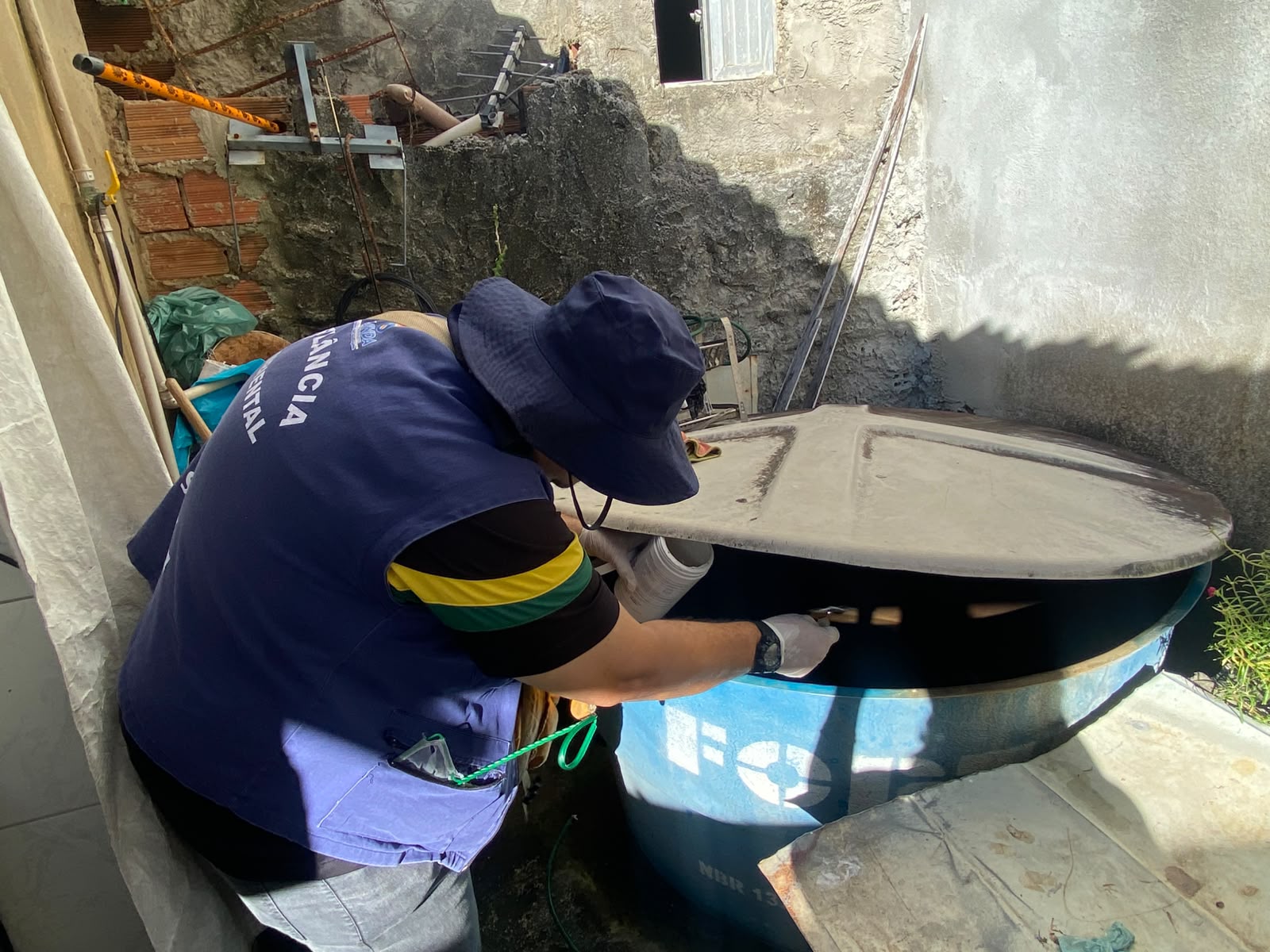 Tratamento de água em vistoria de combate à dengue