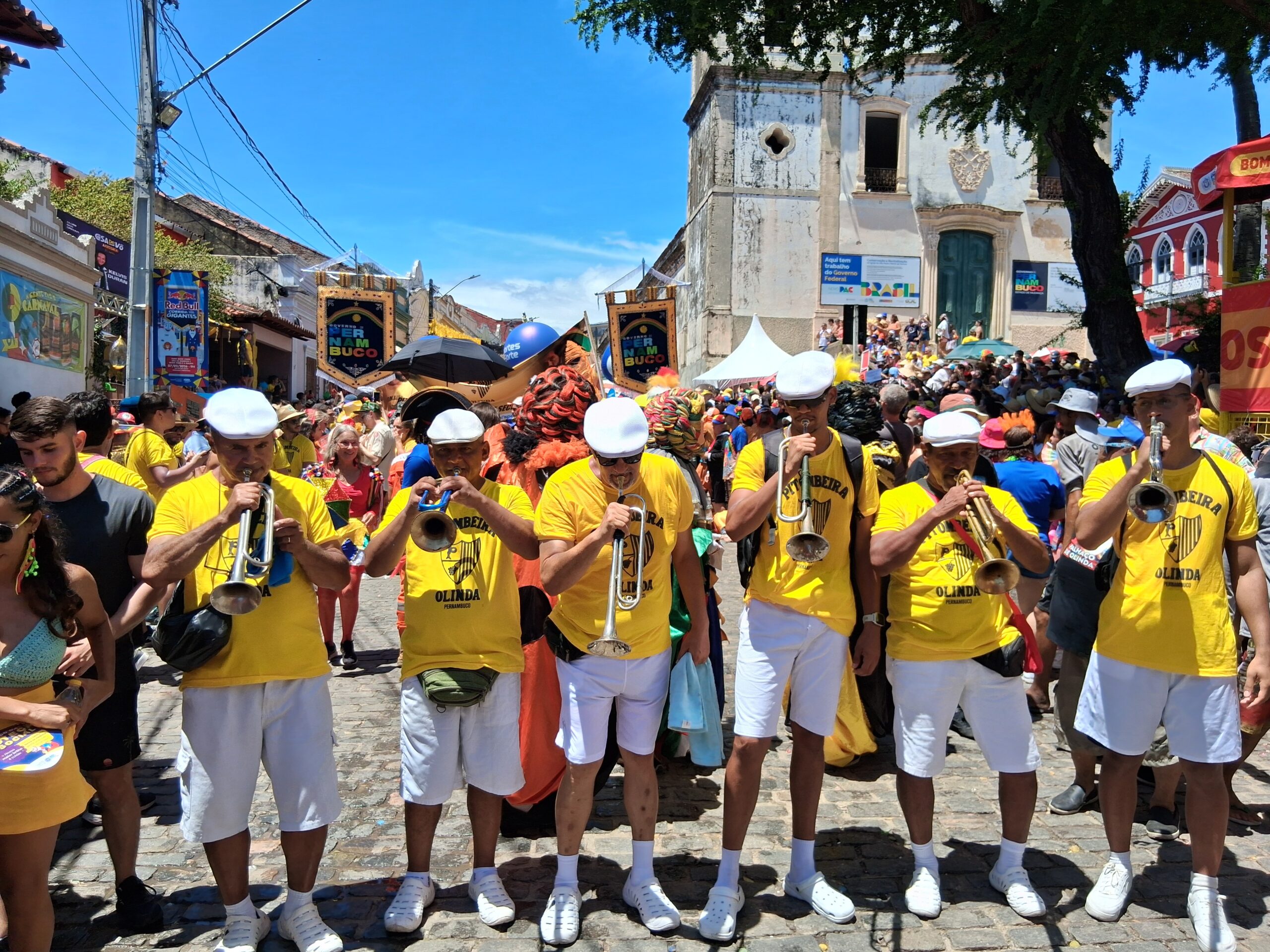 Pitombeira dos quatro cantos homenageia O Agente Secreto