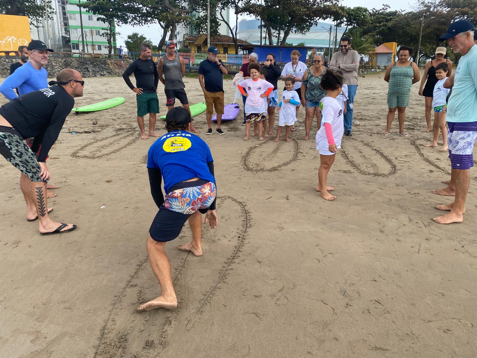 Olinda promove ação educativa de inclusão de crianças neuroatípicas no surfe
