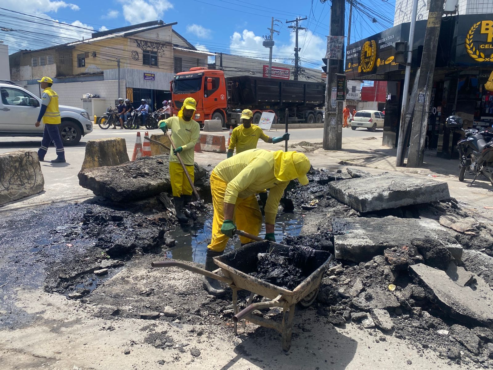 Serviço de drenagem na Av. Costa Azevedo