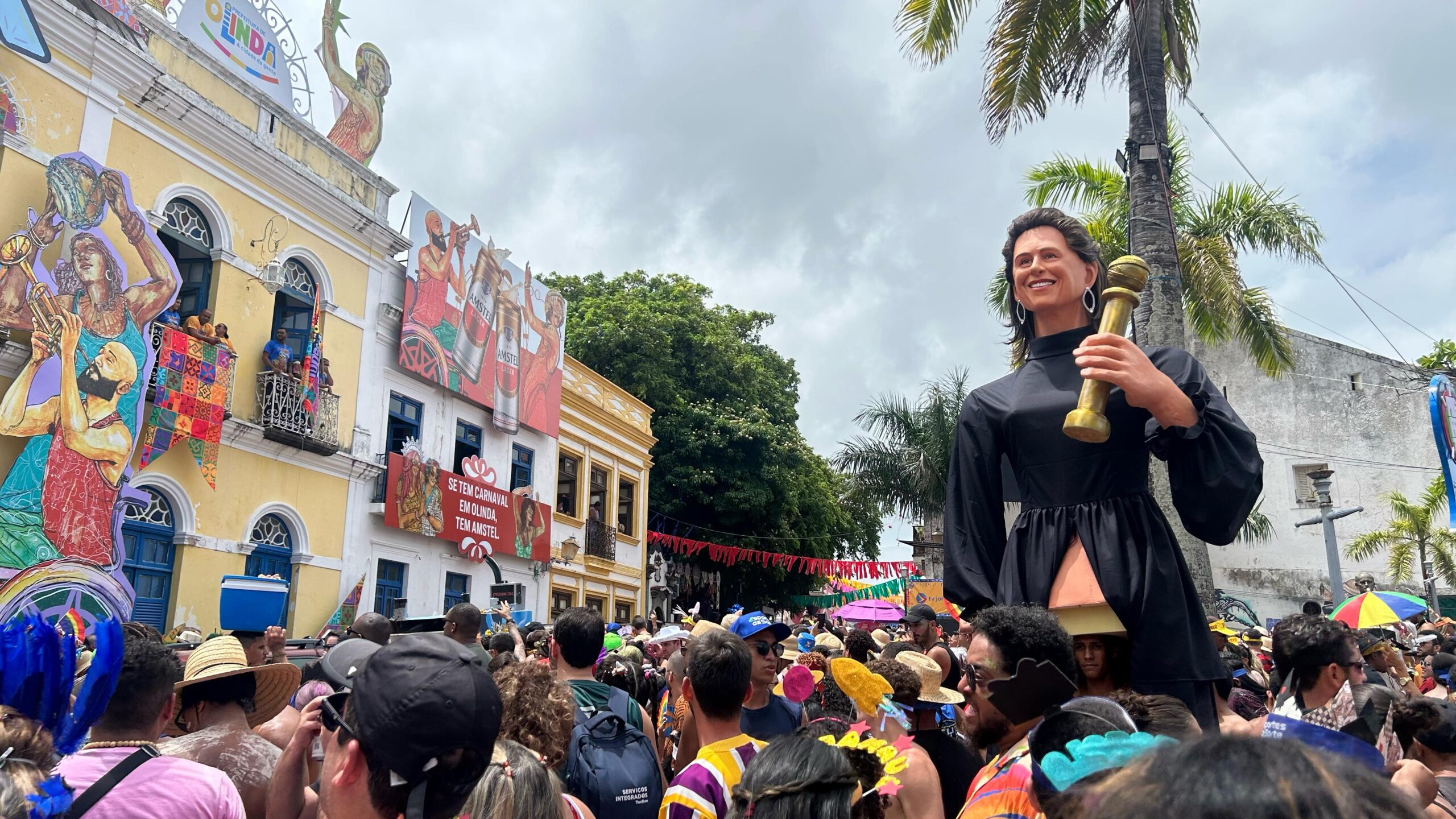Boneca Gigante de Fernanda Torres