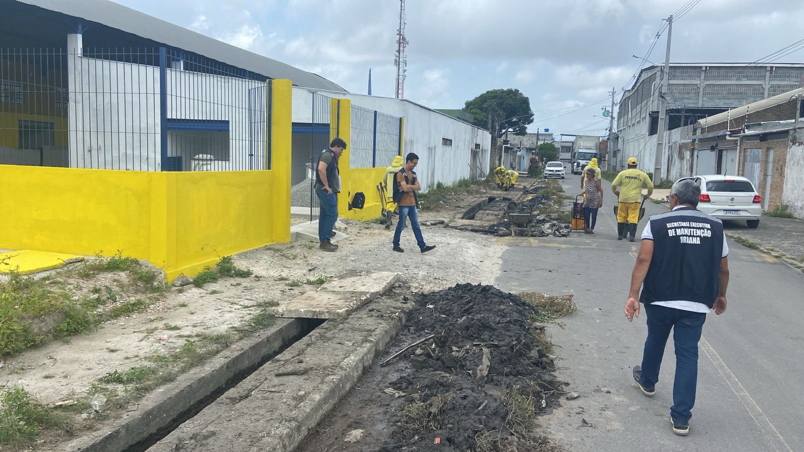 Olinda reforça limpeza de canaletas no Sítio Histórico e em Peixinhos