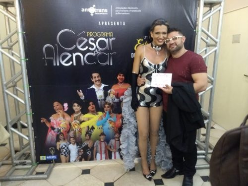 Chopeli Santos entrega placa a Cleiton Goveia
