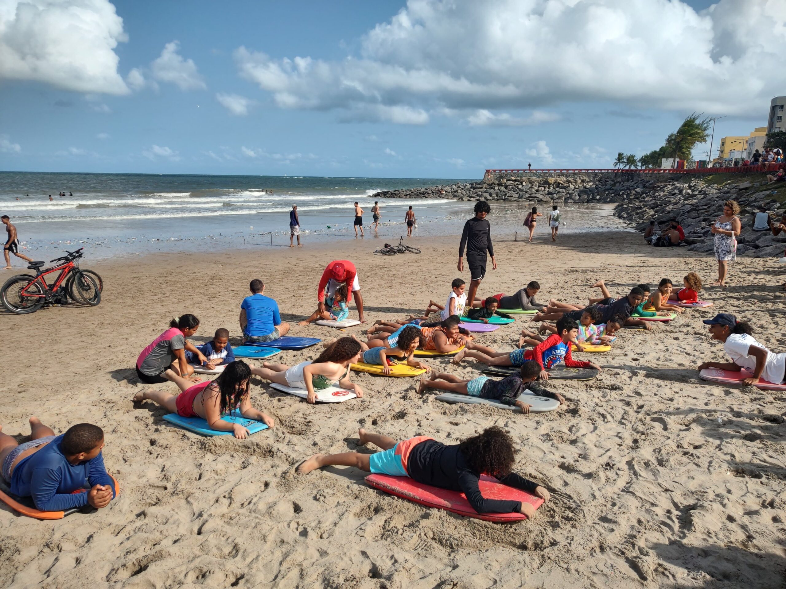 Ação Projeto Delmar + Escolinha inclusiva de bodyboarding