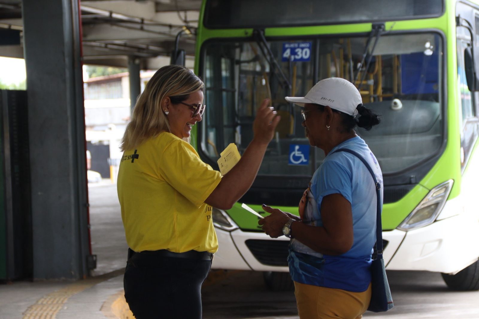 Olinda promove blitz educativa no Xambá para reforçar prevenção ao suicídio