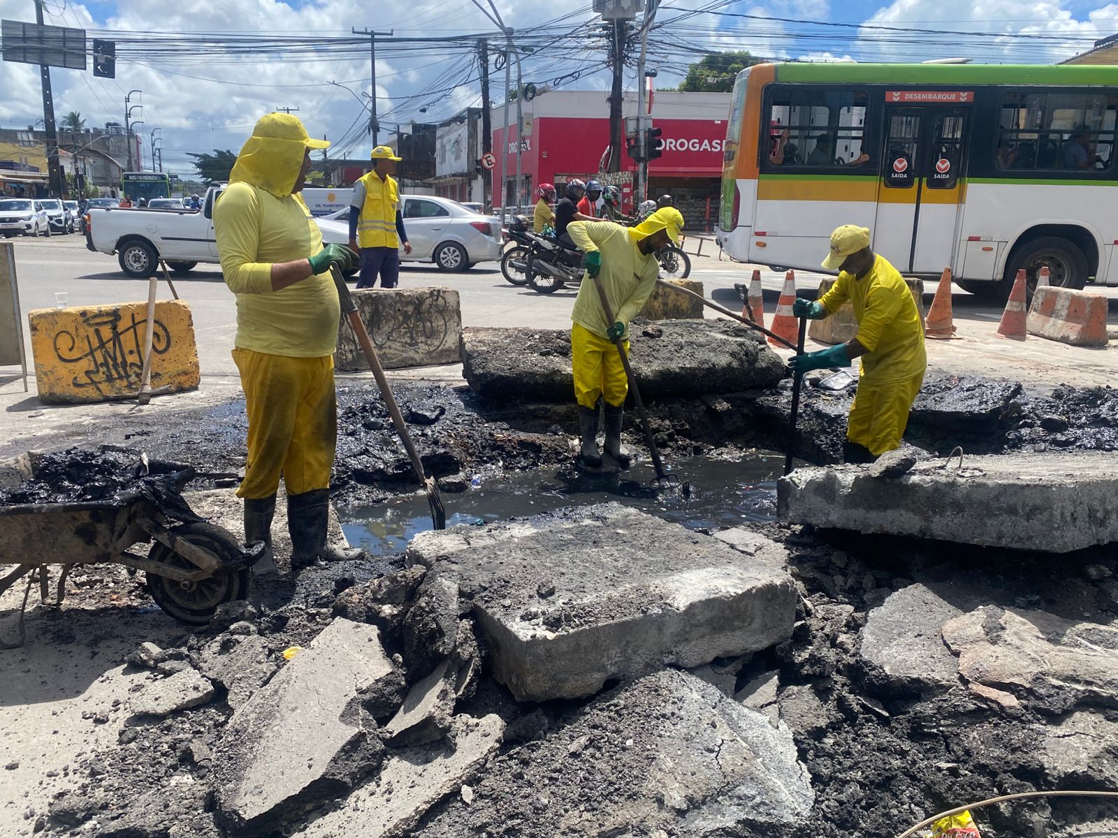 Serviço de drenagem na Av. Costa Azevedo