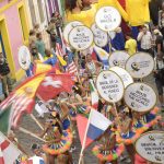 Desfile de bonecos gigantes em homenagem à Copa do Mundo. Foto: Diego Galba