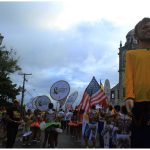Desfile de bonecos gigantes em homenagem à Copa do Mundo. Foto: Monique Veloso/Pref.Olinda