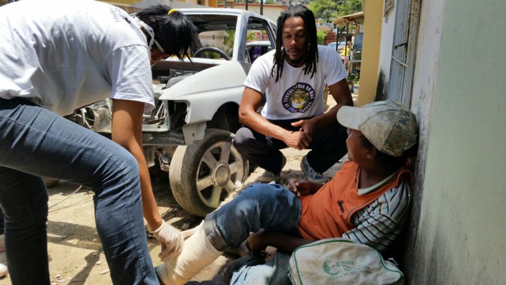 Atendimento realizado pela equipe do Programa Consultório na Rua, no bairro dos Bultrins. Foto: Secretaria de Saúde de Olinda