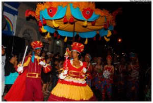 O Maracatu Nação Pernambuco se apresenta durante a Noite Para os Tambores Silenciosos de Olinda, em 2012. Foto: Passarinho/Pref.Olinda